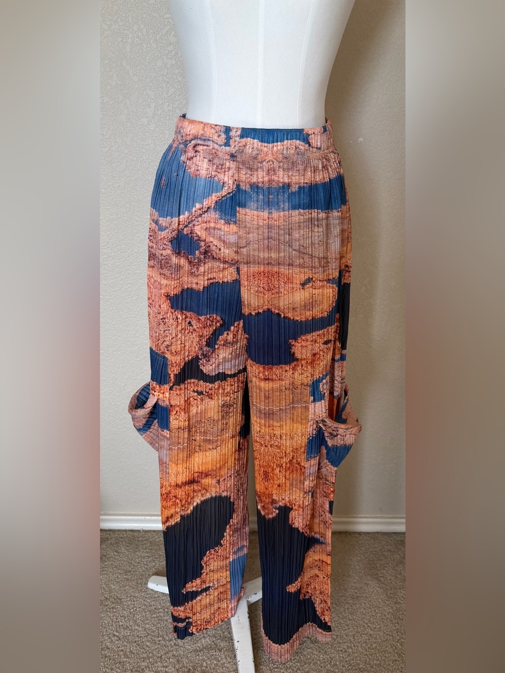 Perks and Mini Navy & Rust Pleated Wide-Leg Pants